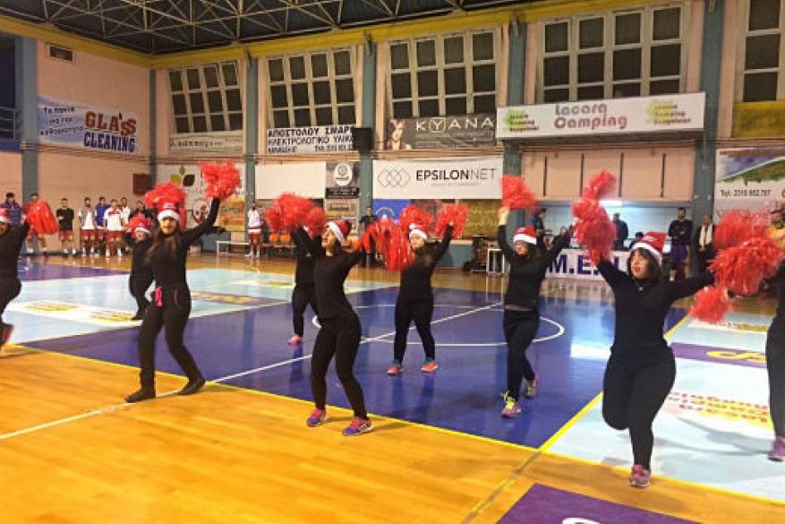  Οι μαζορέτες στον αγώνα ΑΕΕΤ-ΕΚ Σταυρούπολης