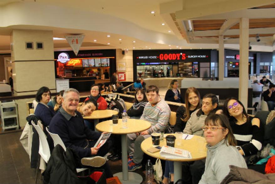 Βόλτα για καφέ με τους φίλους μας από τη ΣΥΖΩΗ