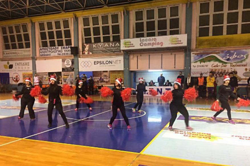  Οι μαζορέτες στον αγώνα ΑΕΕΤ-ΕΚ Σταυρούπολης