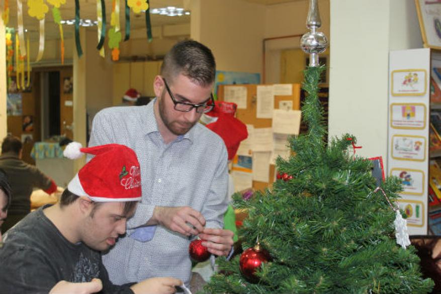 Στολισμός χριστουγεννιάτικου δέντρου