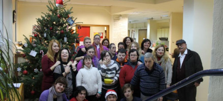 Στολισμός χριστουγεννιάτικου δέντρου Στολισμός χριστουγεννιάτικου δέντρου