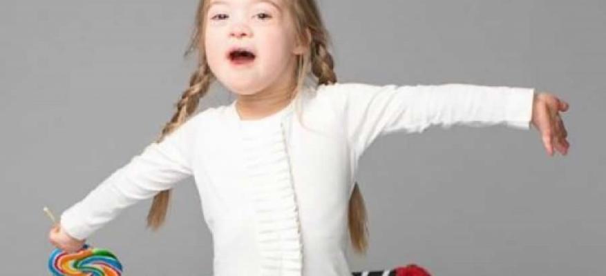 Back to school καμπάνια νεαρού κοριτσιού με σύνδρομο Down Back to school καμπάνια νεαρού κοριτσιού με σύνδρομο Down