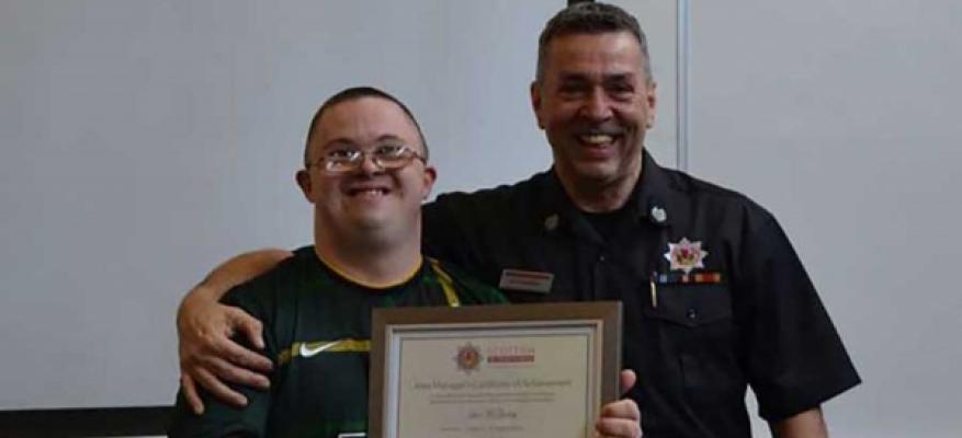 Ένας νεαρός με σύνδρομο Down γίνεται επίτιμος πυροσβέστης Ένας νεαρός με σύνδρομο Down γίνεται επίτιμος πυροσβέστης