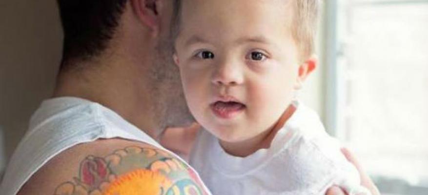  Ένας πατέρας περιγράφει το ταξίδι ενός τατουάζ μέσα από το σύνδρομο Down