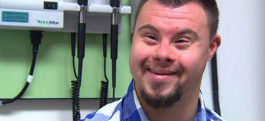 Ένας εργαζόμενος με σύνδρομο Down σε Νοσοκομείο Παίδων εμπνέει γιατρούς και ασθενείς!